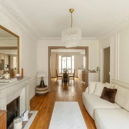 Luxury Haussmannian Escape With King Bed In 16